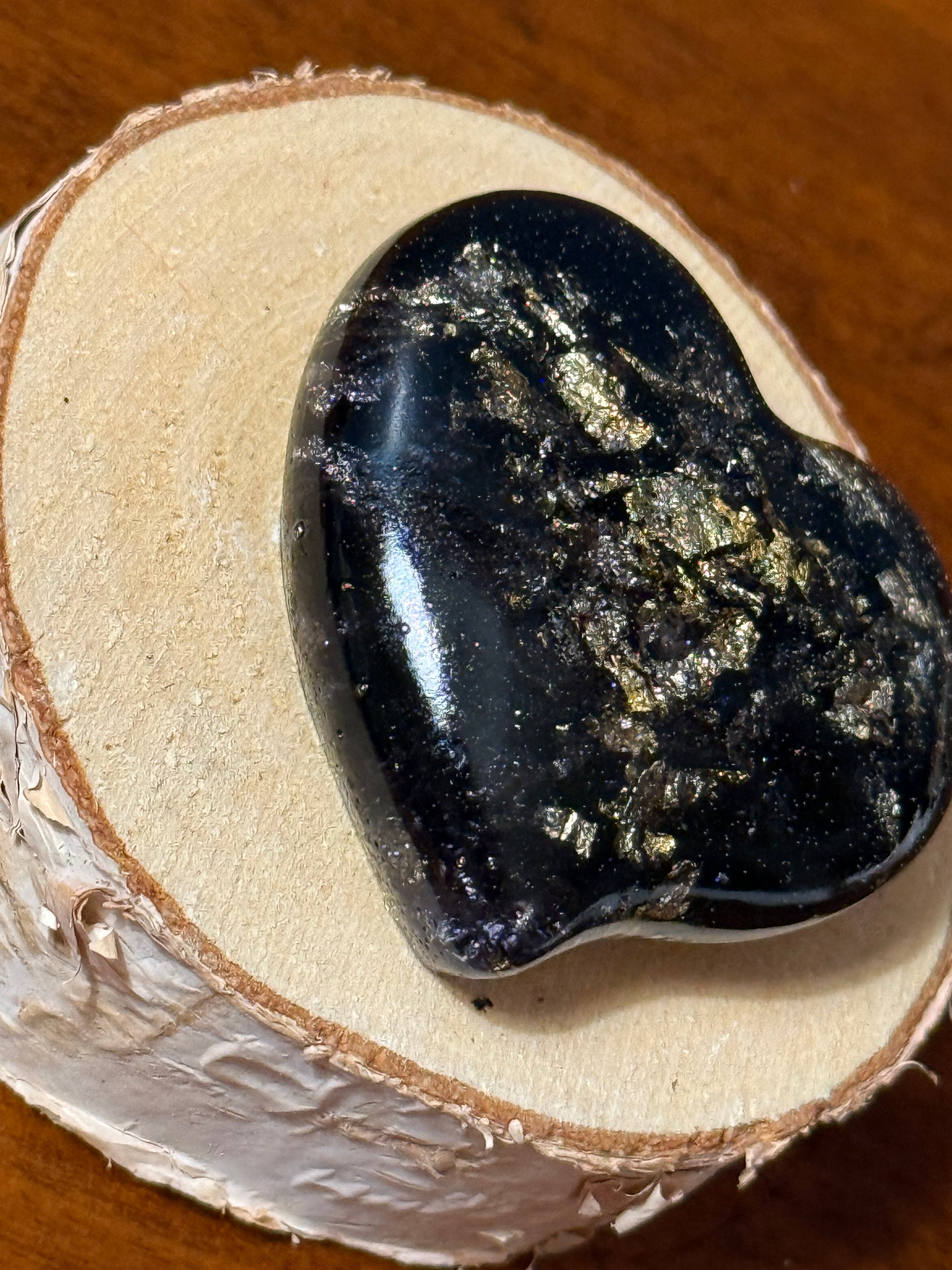 Black Gold Flake Pocket Hug Heart - Resin Keepsake